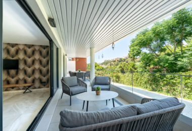 Stylish 3-Bedroom Apartment with Mountain Views - With Rental License!