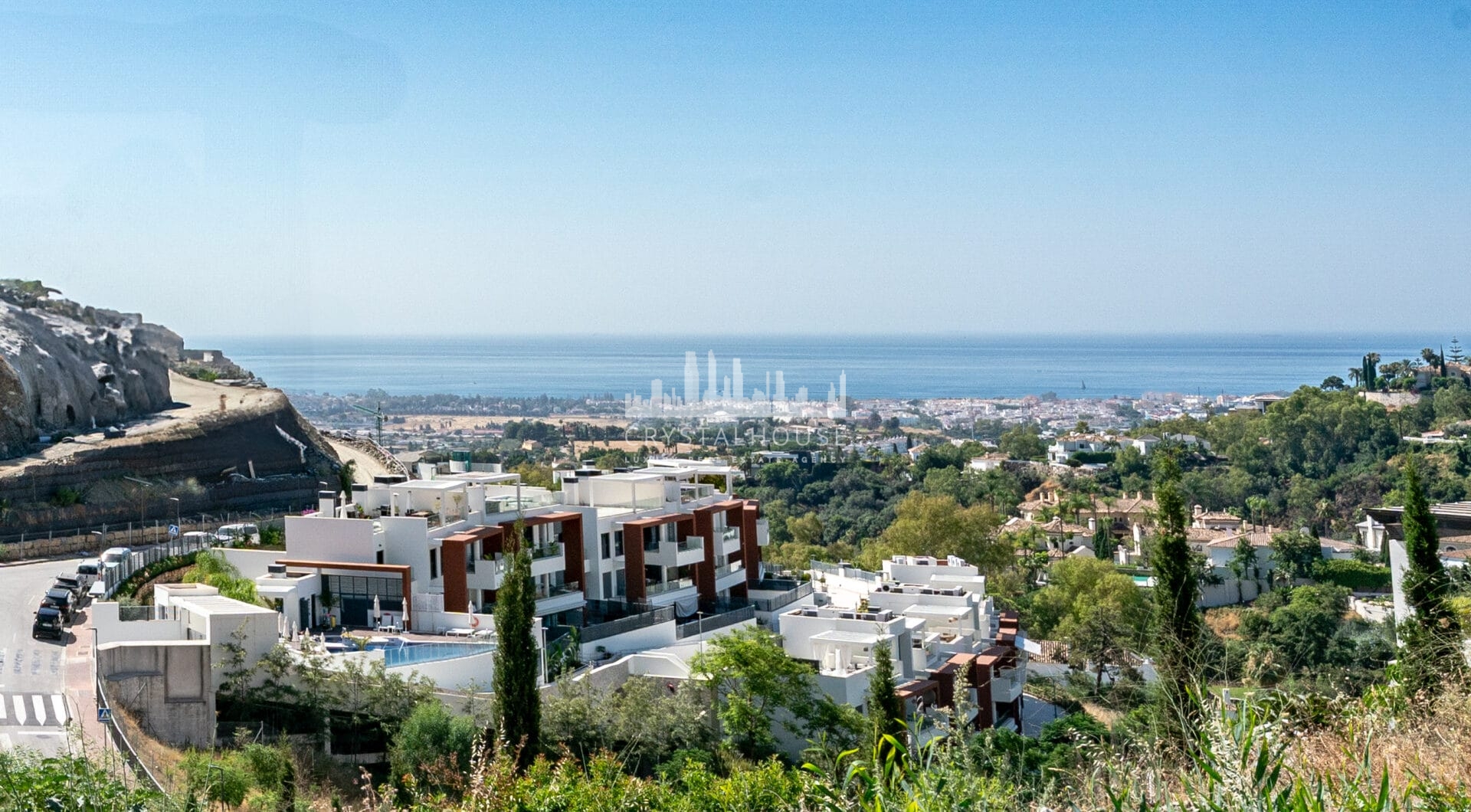 Stylish 3-Bedroom Apartment with Mountain Views - With Rental License!