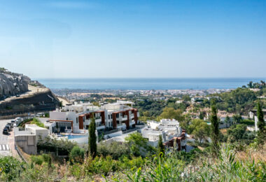 Stylish 3-Bedroom Apartment with Mountain Views - With Rental License!