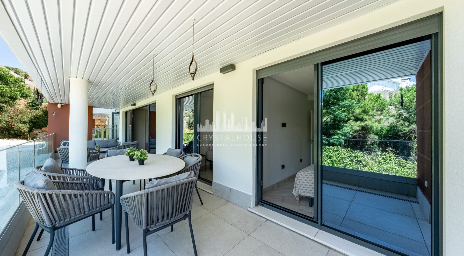 Stylish 3-Bedroom Apartment with Mountain Views - With Rental License!