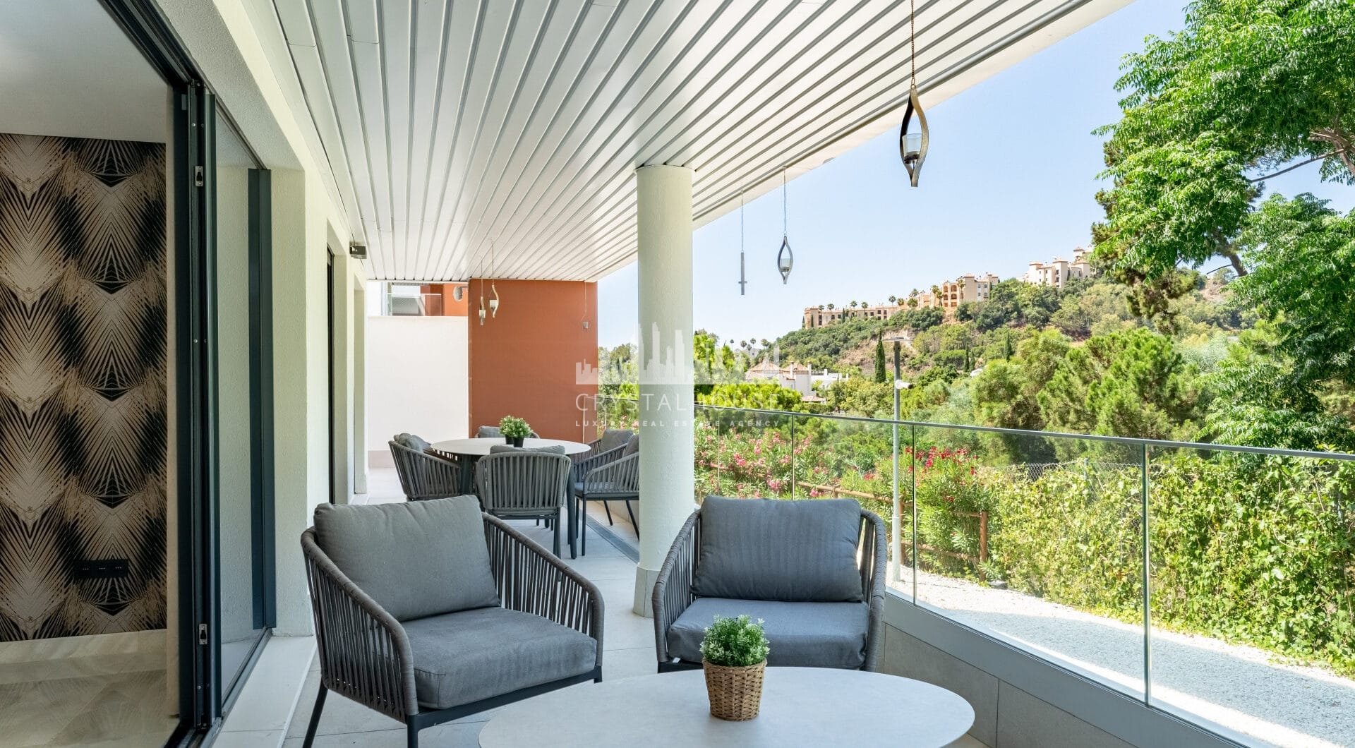 Stylish 3-Bedroom Apartment with Mountain Views - With Rental License!