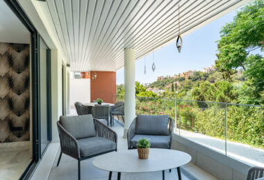 Stylish 3-Bedroom Apartment with Mountain Views - With Rental License!