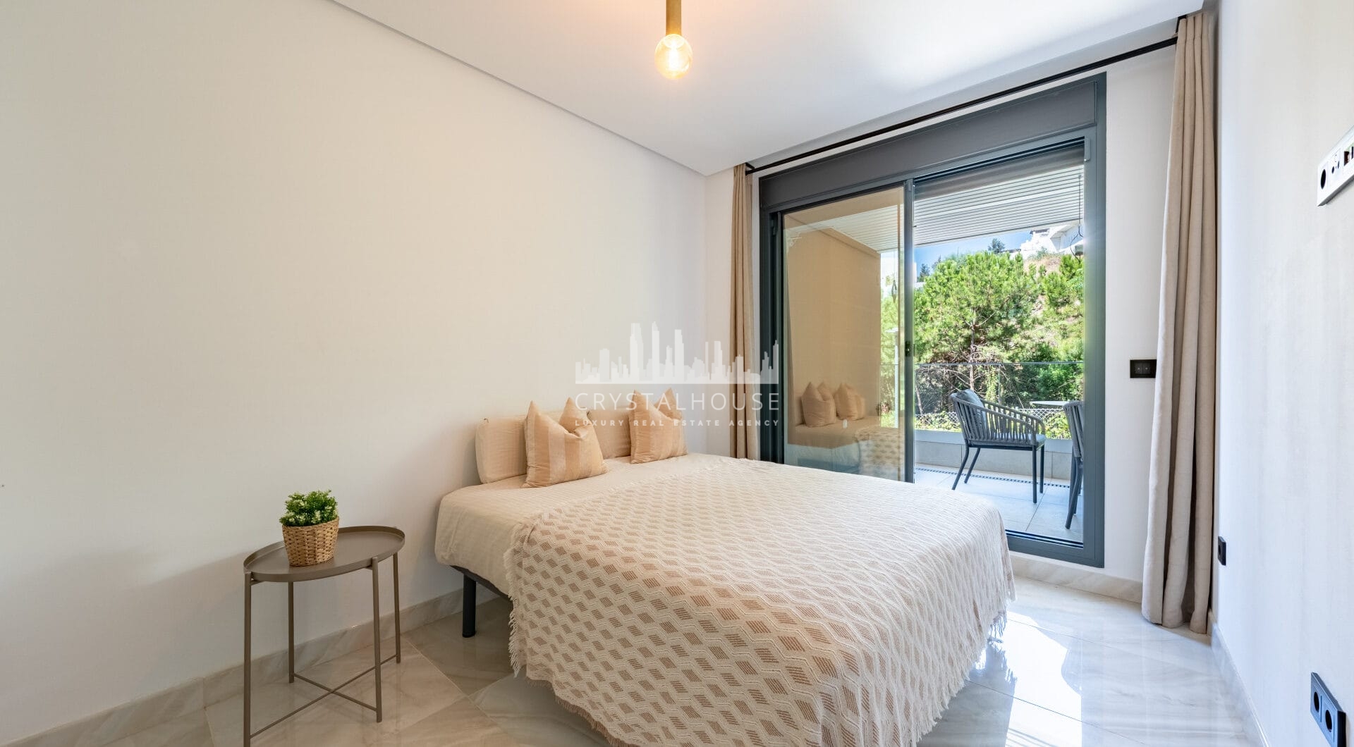 Stylish 3-Bedroom Apartment with Mountain Views - With Rental License!