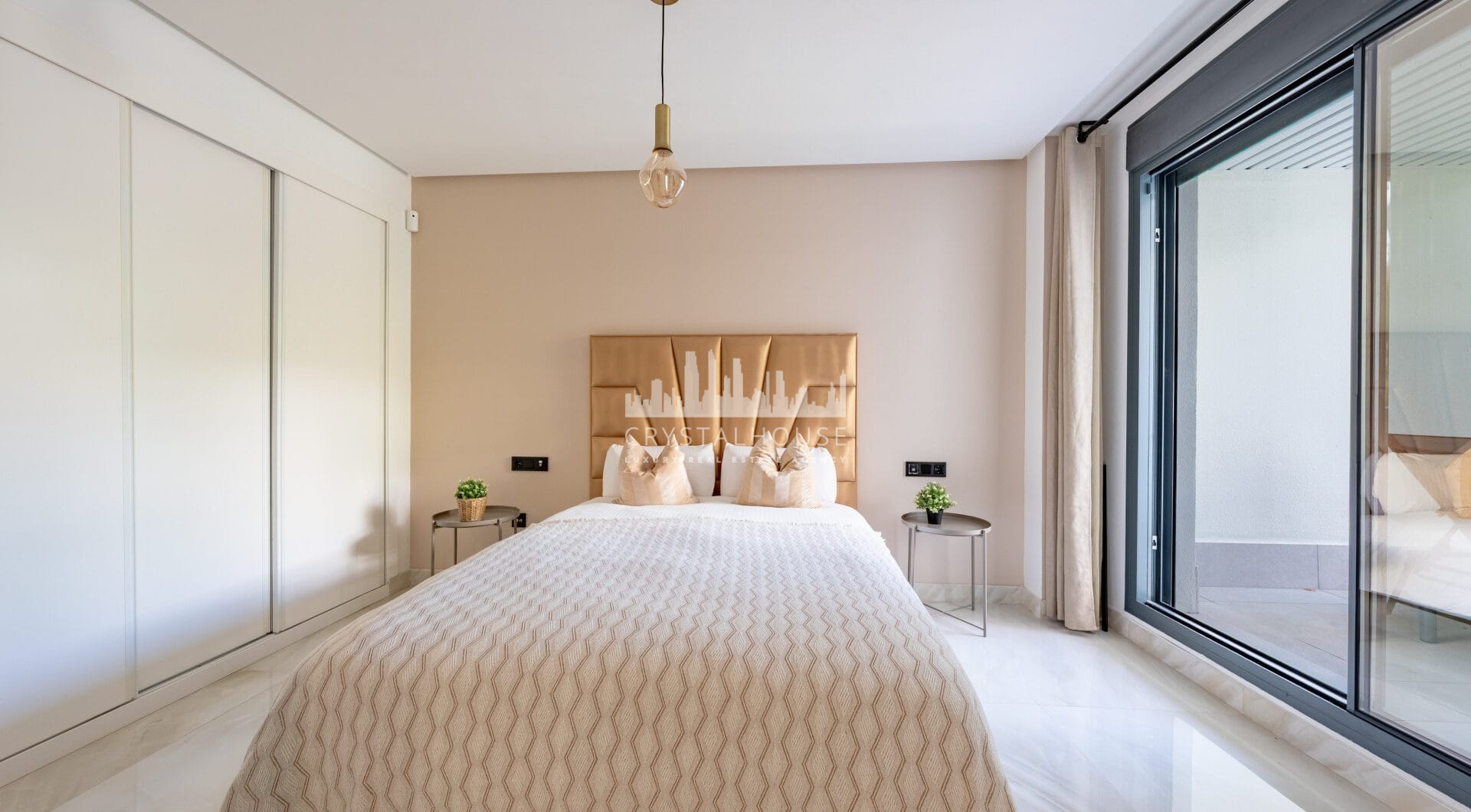 Stylish 3-Bedroom Apartment with Mountain Views - With Rental License!