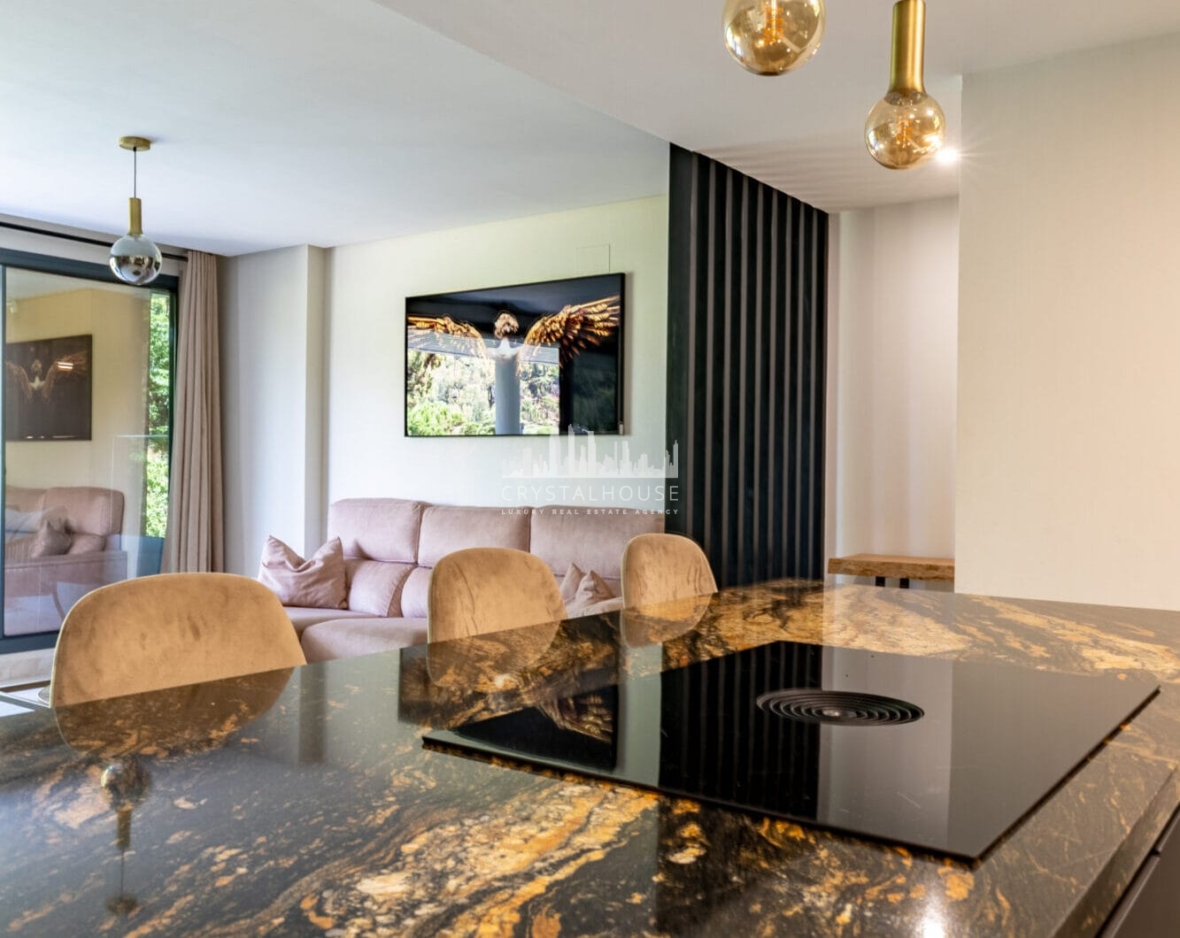 Stylish 3-Bedroom Apartment with Mountain Views - With Rental License!
