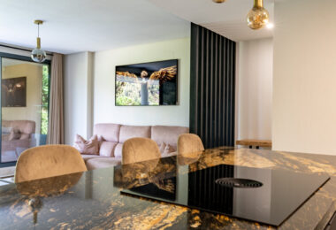Stylish 3-Bedroom Apartment with Mountain Views - With Rental License!