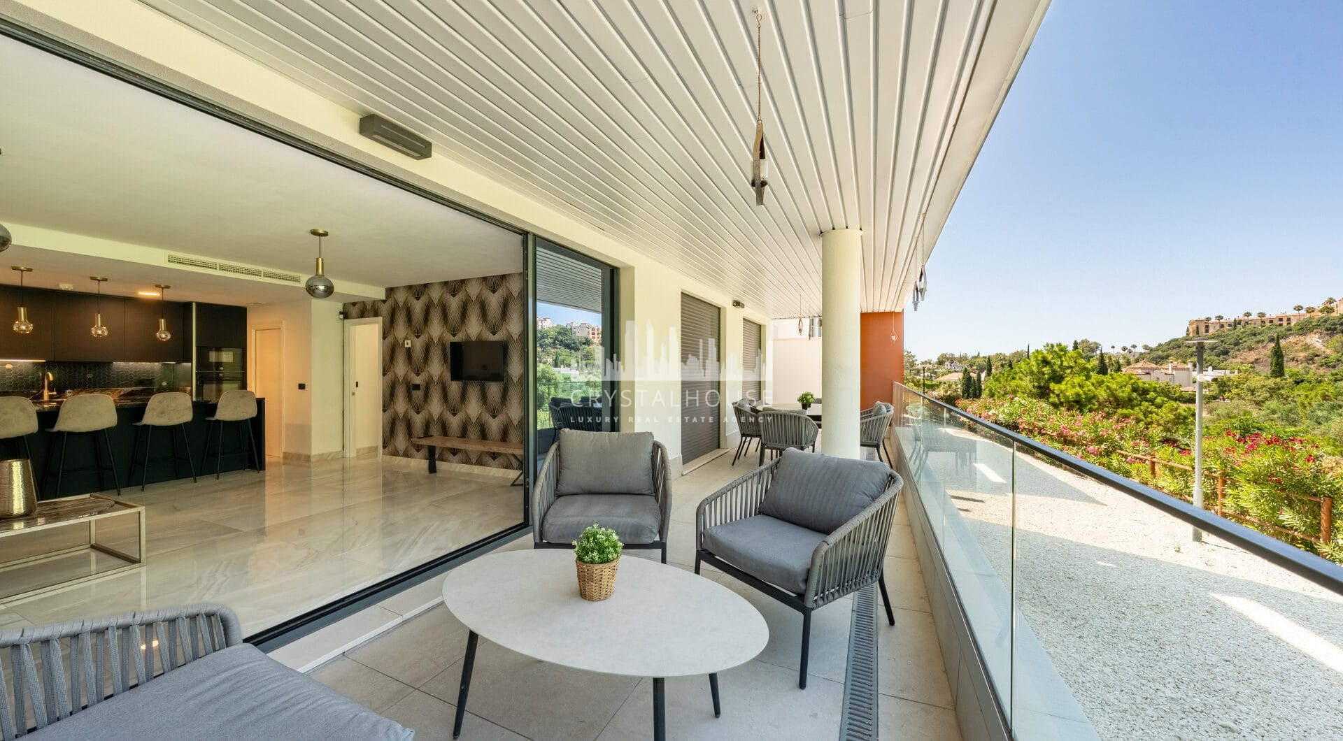 Stylish 3-Bedroom Apartment with Mountain Views - With Rental License!