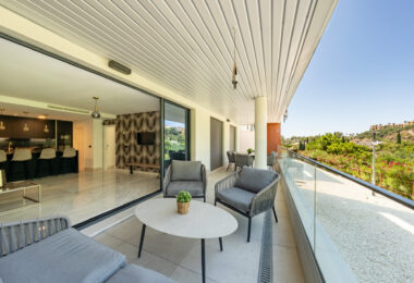Stylish 3-Bedroom Apartment with Mountain Views - With Rental License!