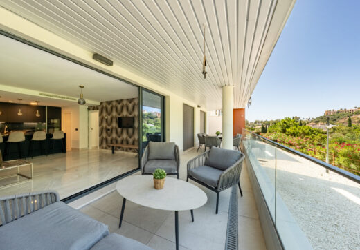 Stylish 3-Bedroom Apartment with Mountain Views - With Rental License!
