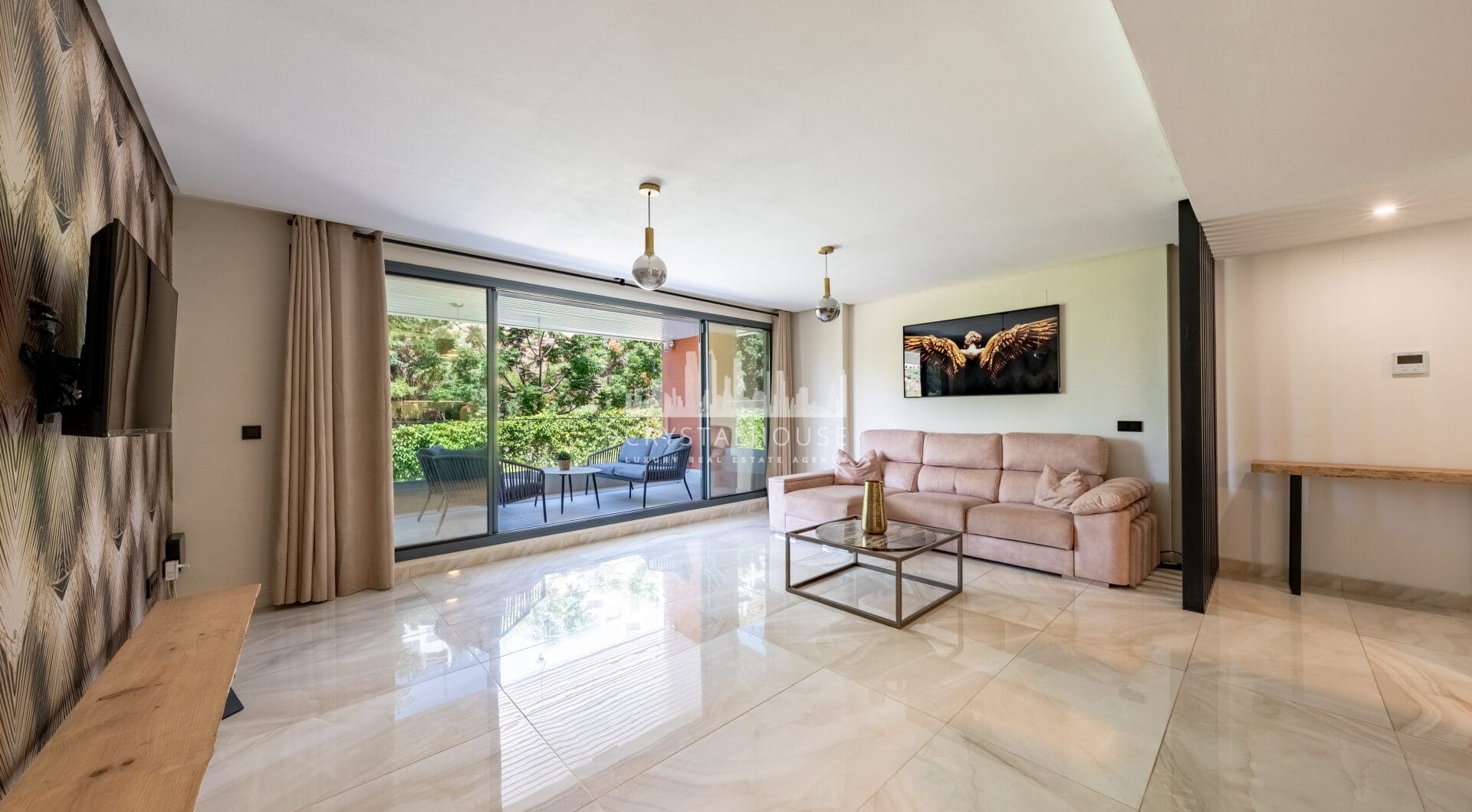 Stylish 3-Bedroom Apartment with Mountain Views - With Rental License!