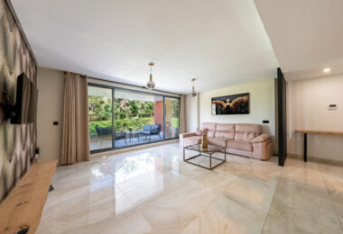 Stylish 3-Bedroom Apartment with Mountain Views - With Rental License!