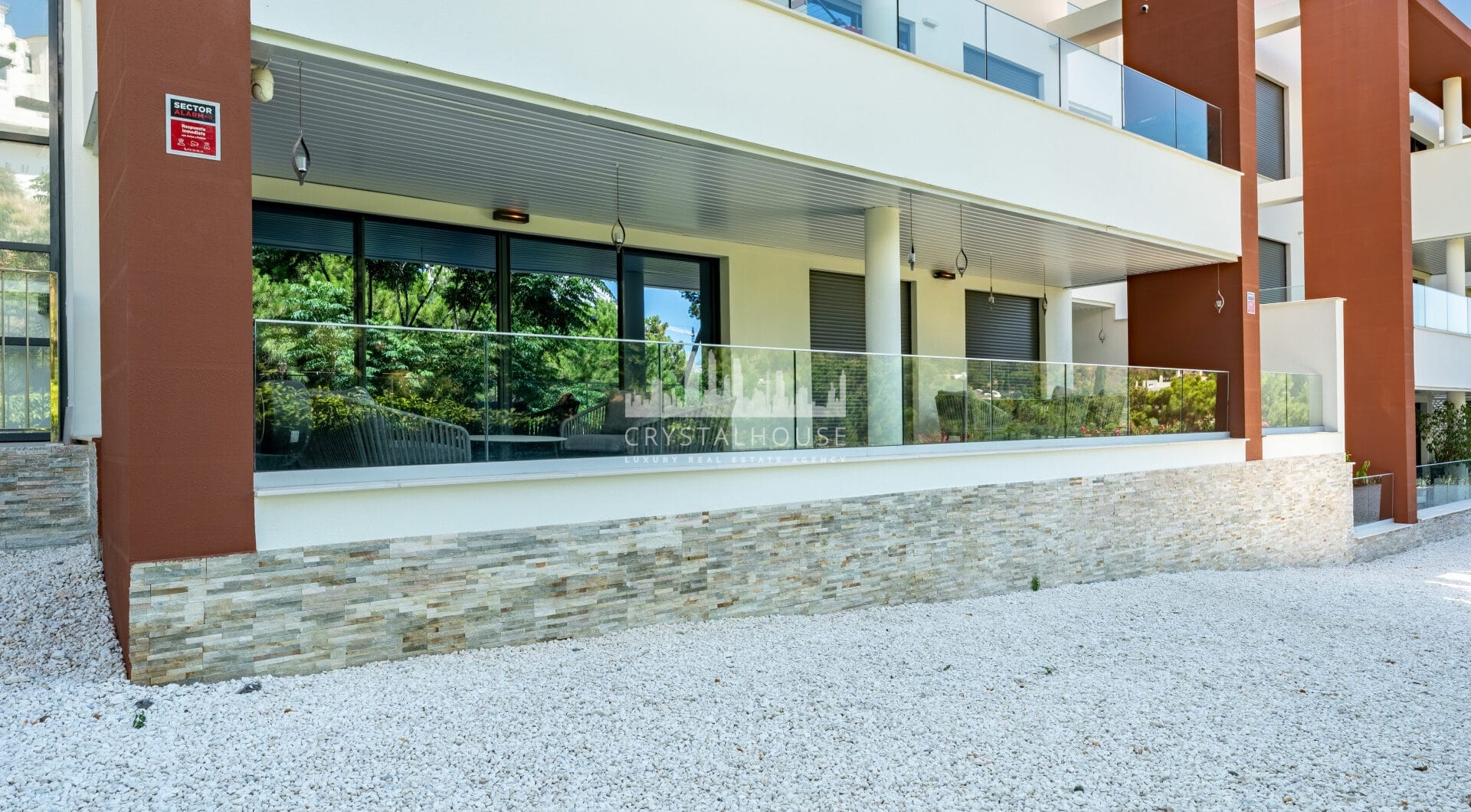 Stylish 3-Bedroom Apartment with Mountain Views - With Rental License!