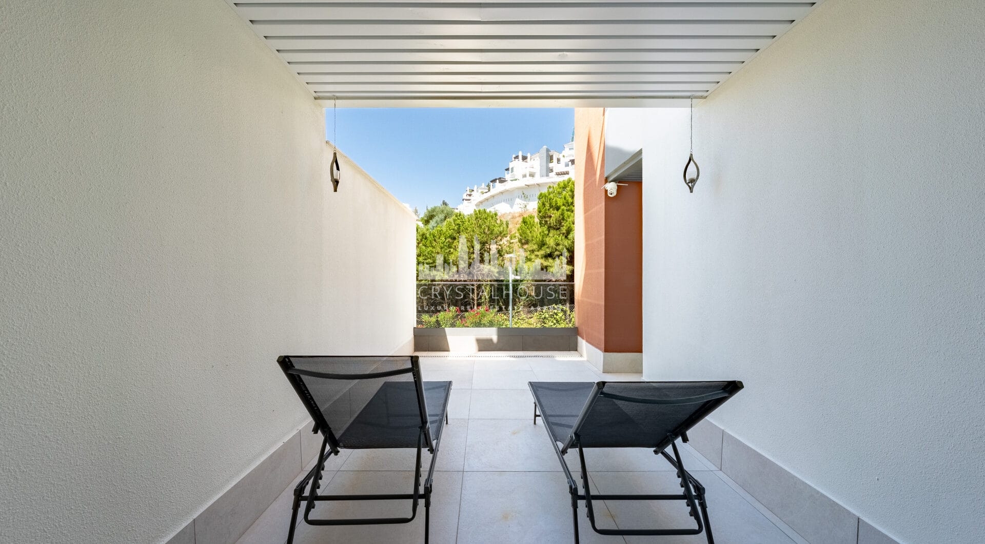 Stylish 3-Bedroom Apartment with Mountain Views - With Rental License!