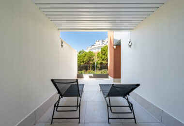Stylish 3-Bedroom Apartment with Mountain Views - With Rental License!