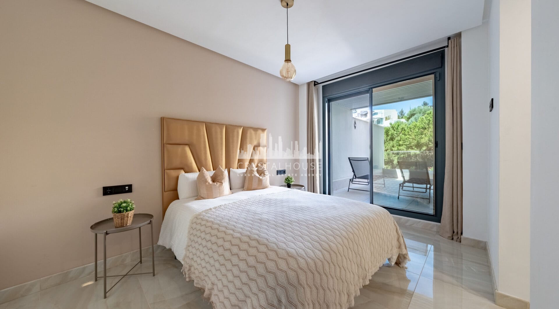 Stylish 3-Bedroom Apartment with Mountain Views - With Rental License!