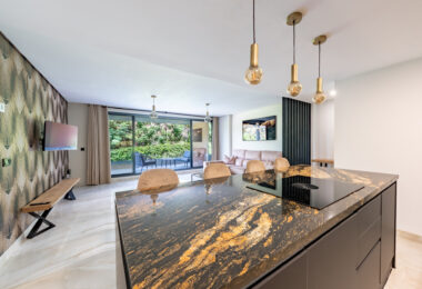 Stylish 3-Bedroom Apartment with Mountain Views - With Rental License!