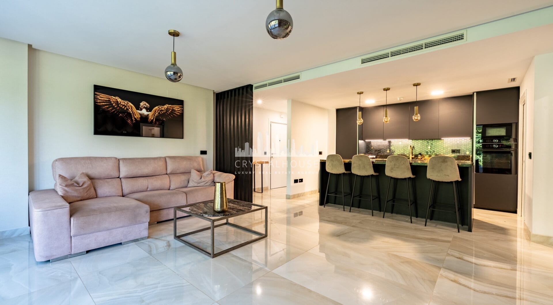 Stylish 3-Bedroom Apartment with Mountain Views - With Rental License!