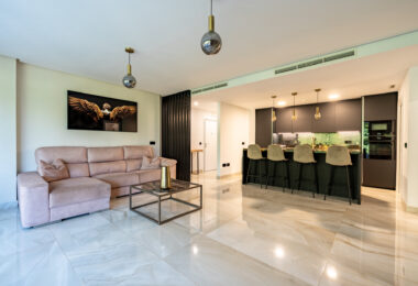 Stylish 3-Bedroom Apartment with Mountain Views - With Rental License!