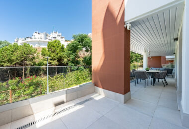 Stylish 3-Bedroom Apartment with Mountain Views - With Rental License!