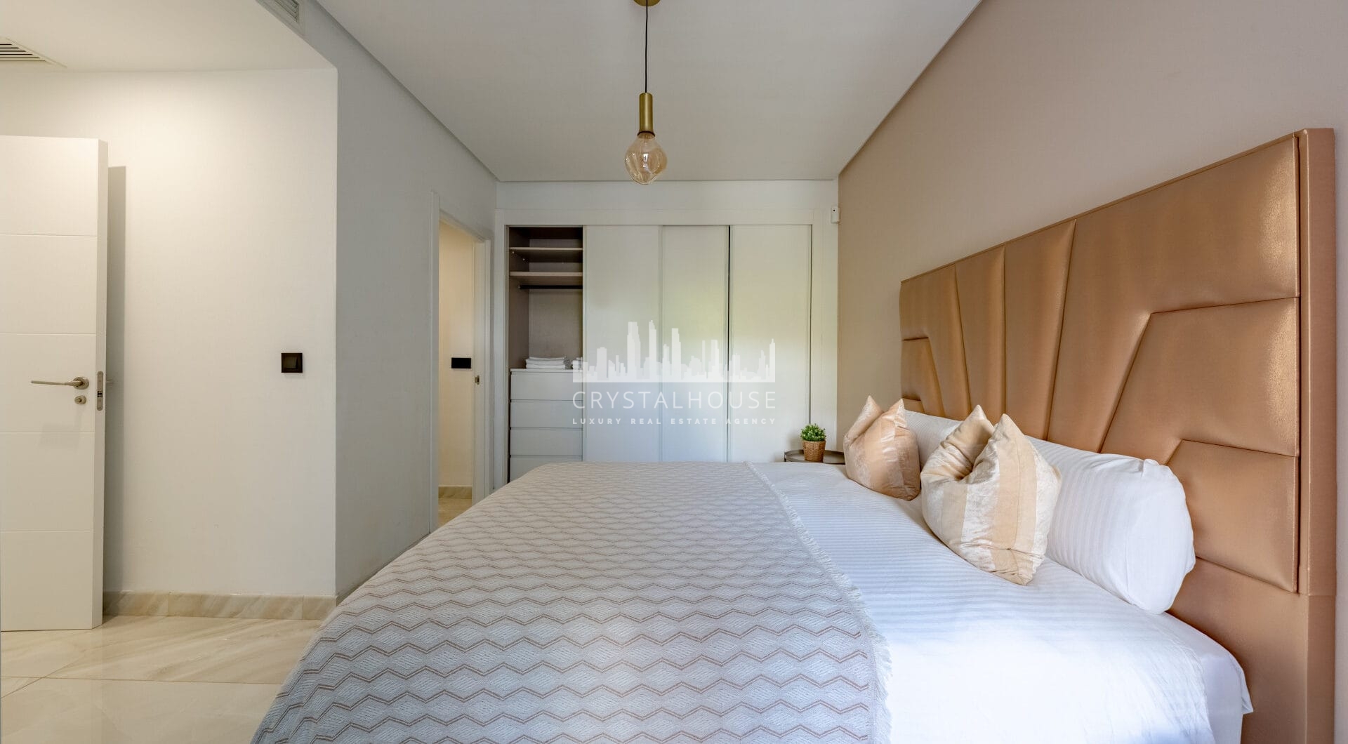 Stylish 3-Bedroom Apartment with Mountain Views - With Rental License!