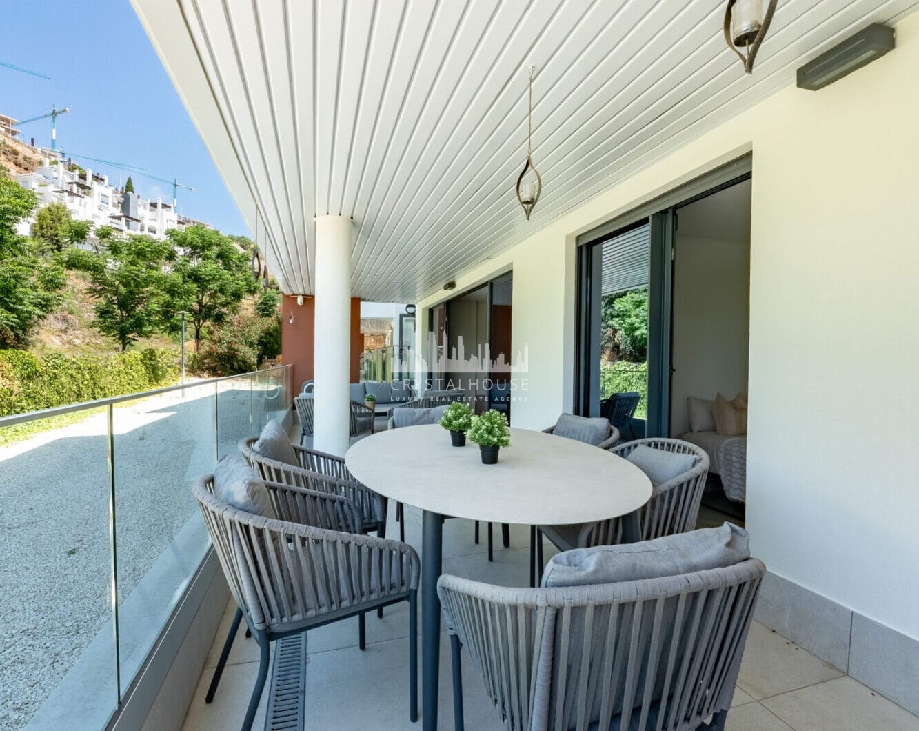 Stylish 3-Bedroom Apartment with Mountain Views - With Rental License!