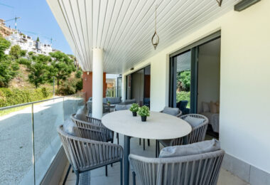 Stylish 3-Bedroom Apartment with Mountain Views - With Rental License!