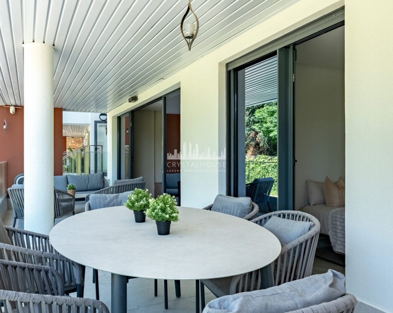 Stylish 3-Bedroom Apartment with Mountain Views - With Rental License!