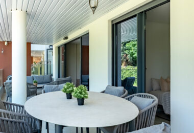 Stylish 3-Bedroom Apartment with Mountain Views - With Rental License!