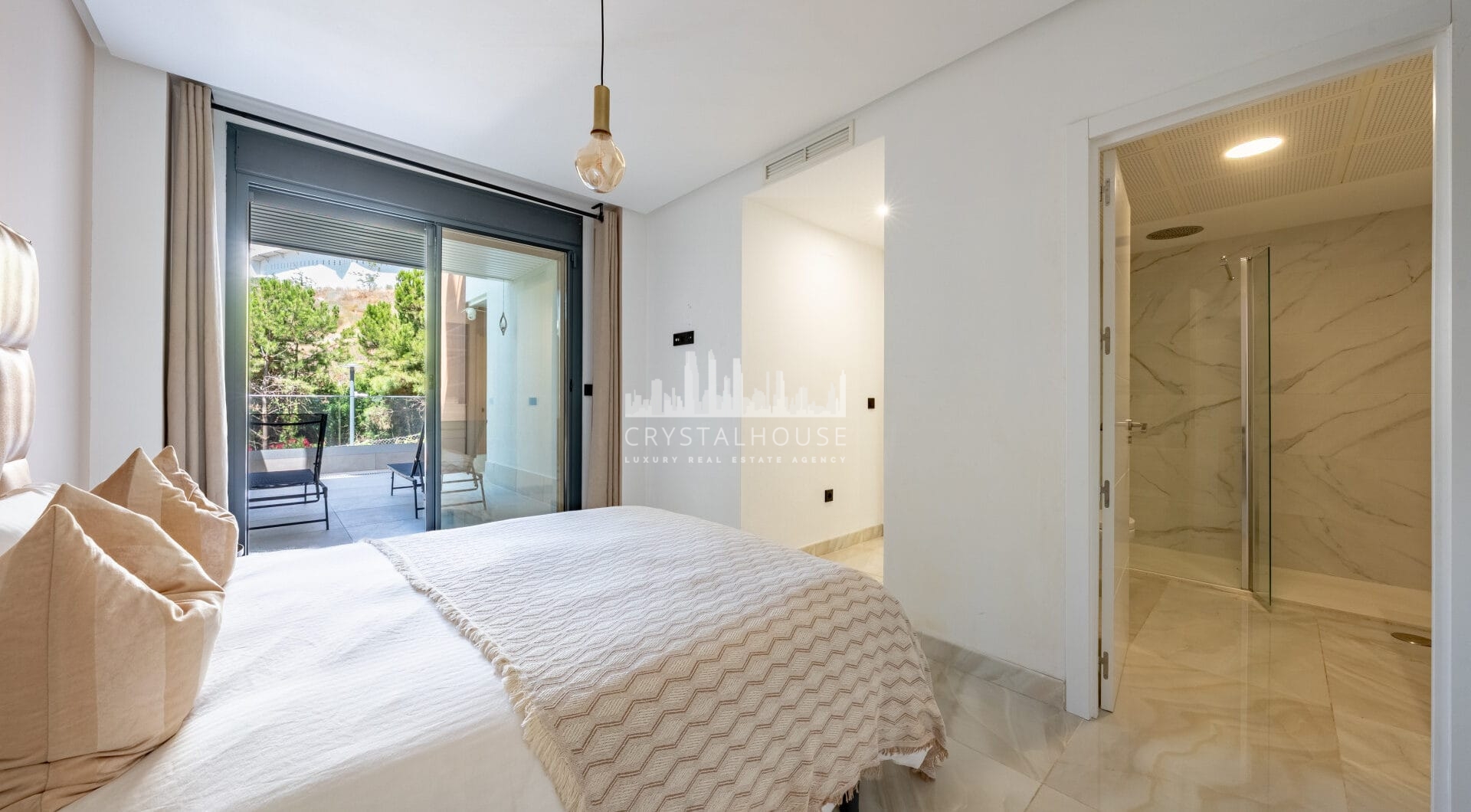 Stylish 3-Bedroom Apartment with Mountain Views - With Rental License!