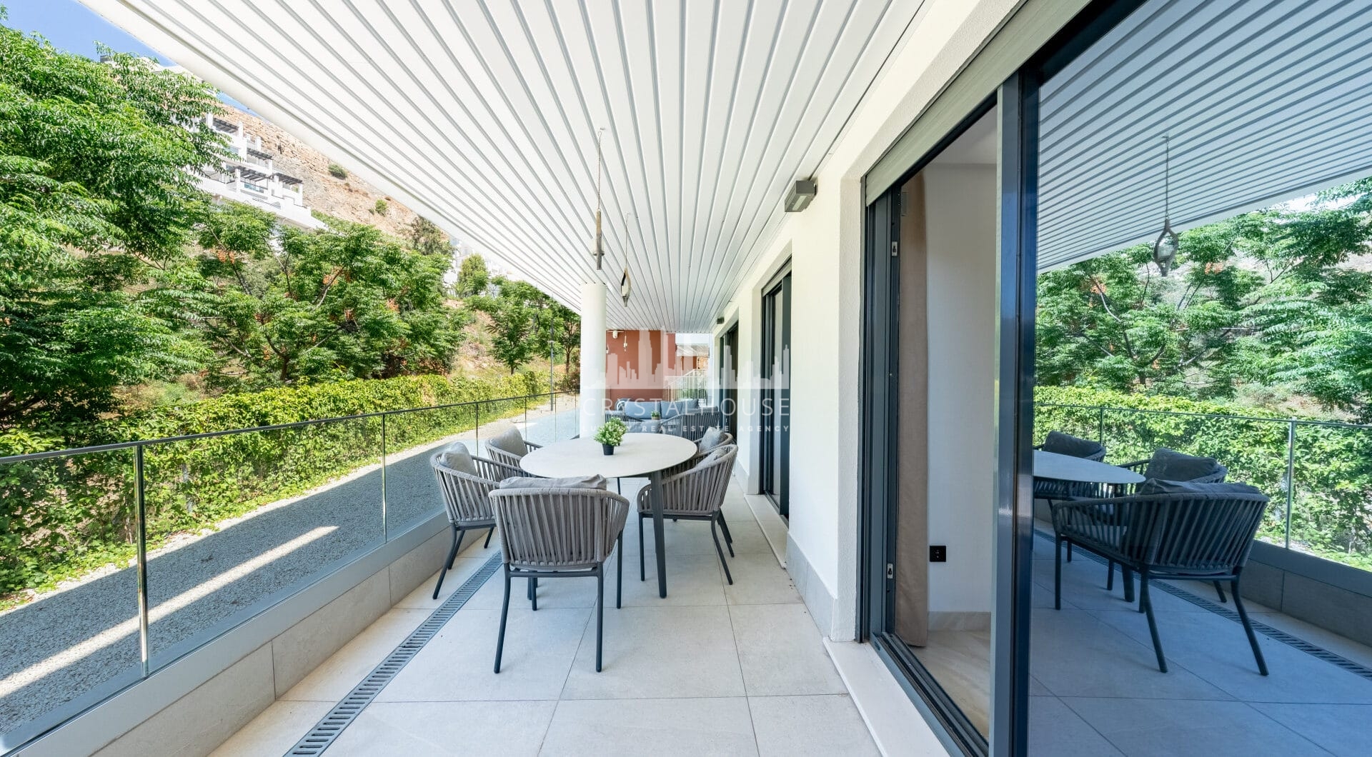 Stylish 3-Bedroom Apartment with Mountain Views - With Rental License!