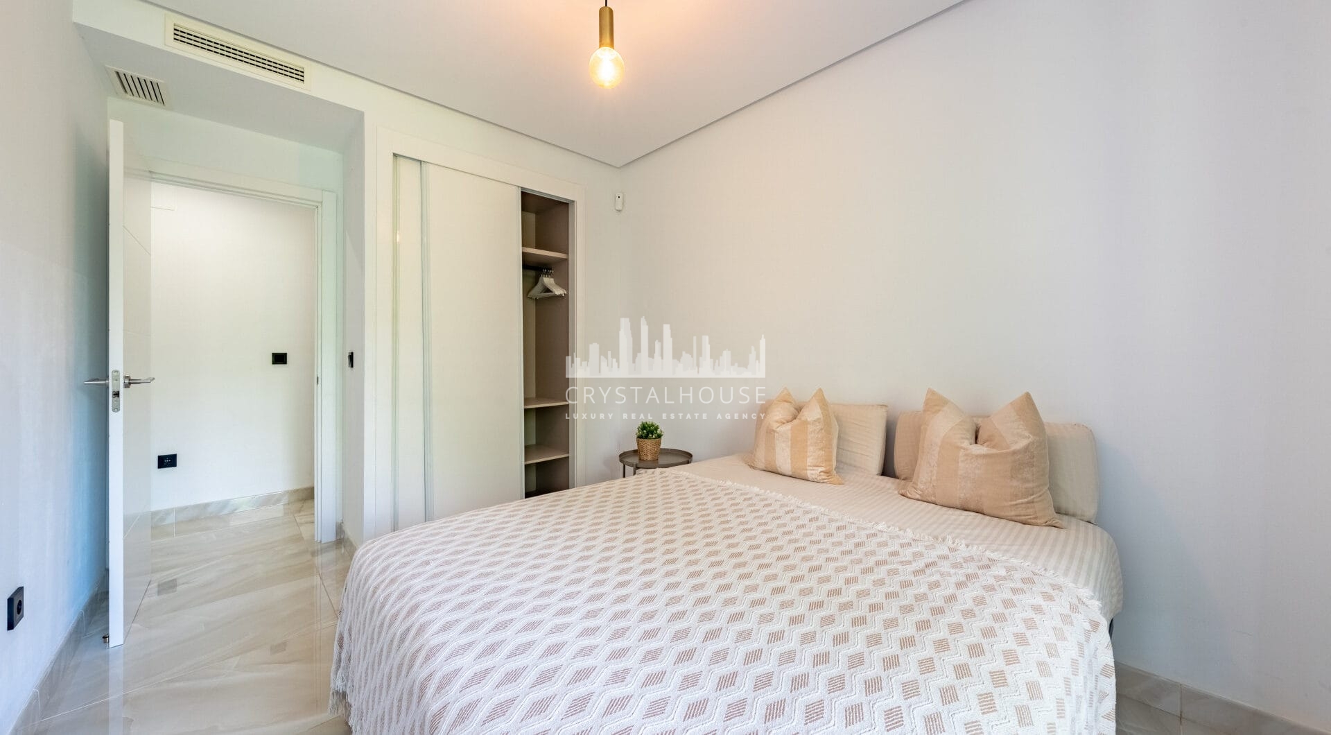 Stylish 3-Bedroom Apartment with Mountain Views - With Rental License!