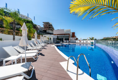 Stylish 3-Bedroom Apartment with Mountain Views - With Rental License!