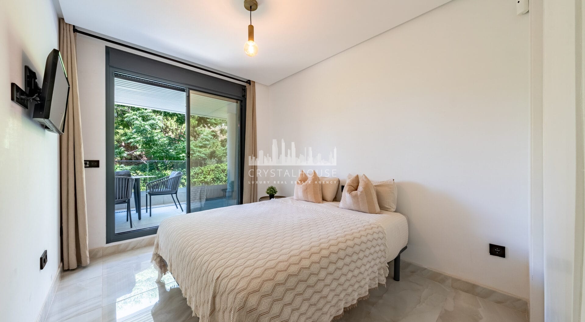 Stylish 3-Bedroom Apartment with Mountain Views - With Rental License!