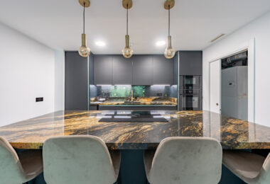 Stylish 3-Bedroom Apartment with Mountain Views - With Rental License!