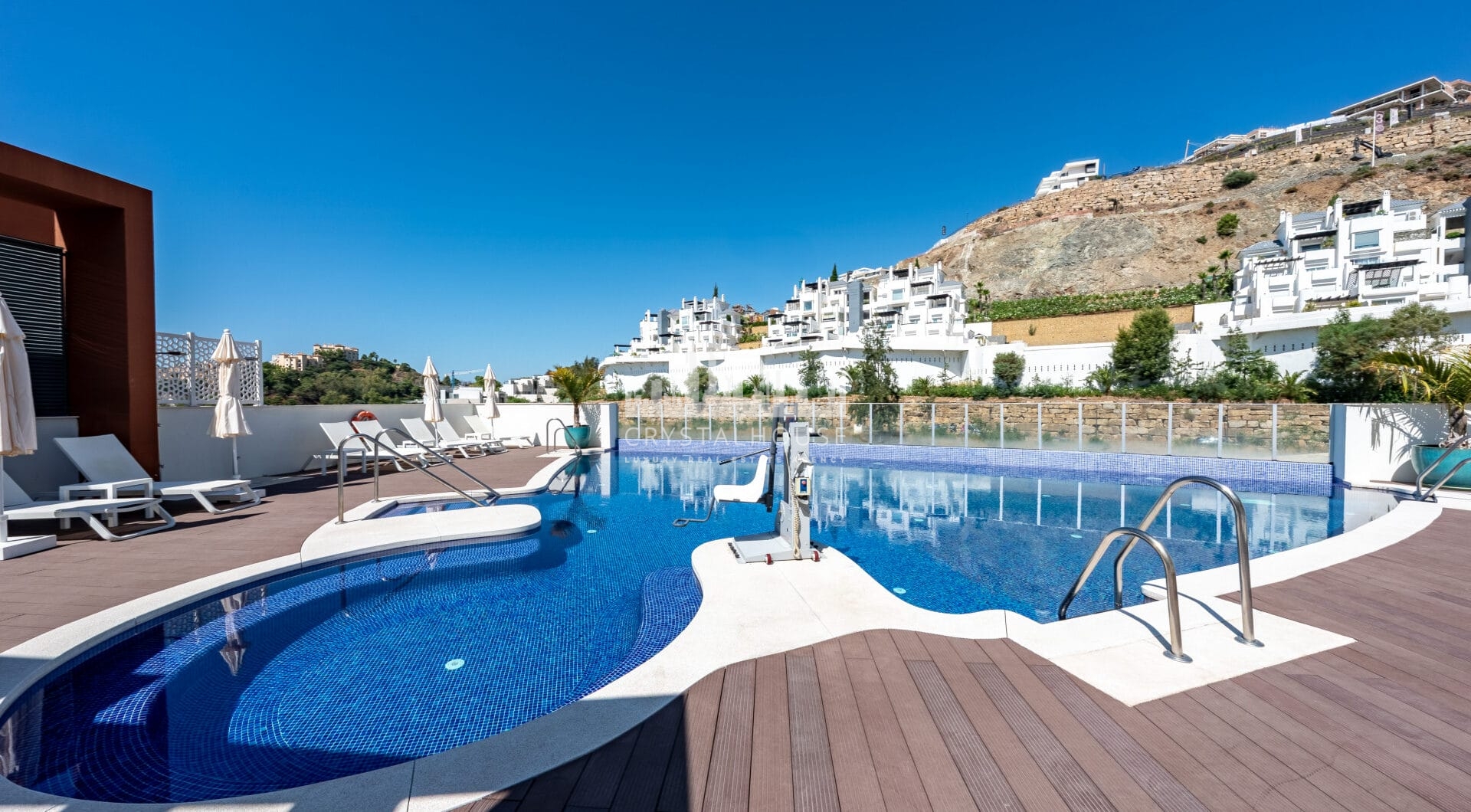Stylish 3-Bedroom Apartment with Mountain Views - With Rental License!
