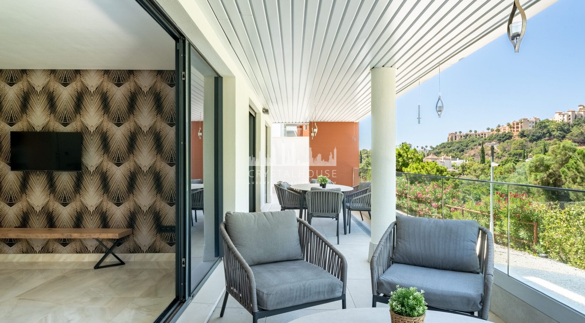 Stylish 3-Bedroom Apartment with Mountain Views - With Rental License!