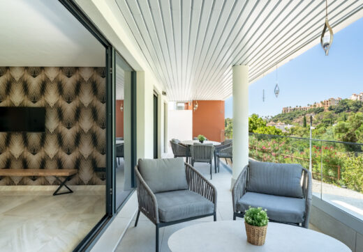 Stylish 3-Bedroom Apartment with Mountain Views - With Rental License!