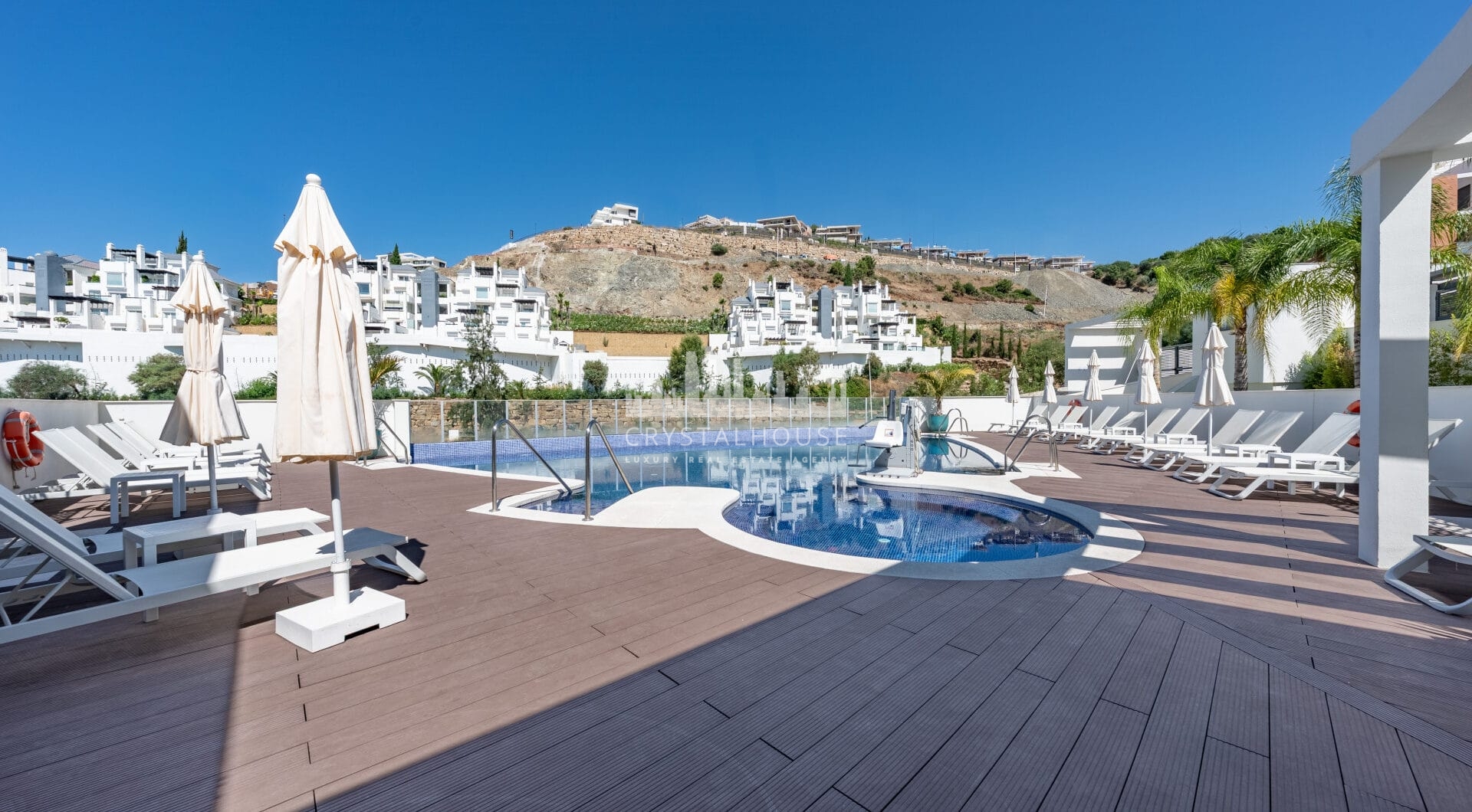 Stylish 3-Bedroom Apartment with Mountain Views - With Rental License!