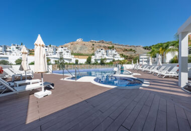 Stylish 3-Bedroom Apartment with Mountain Views - With Rental License!