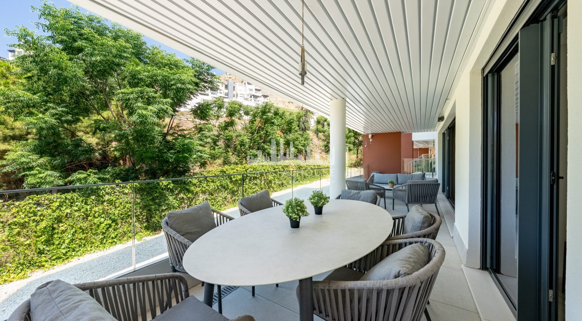 Stylish 3-Bedroom Apartment with Mountain Views - With Rental License!