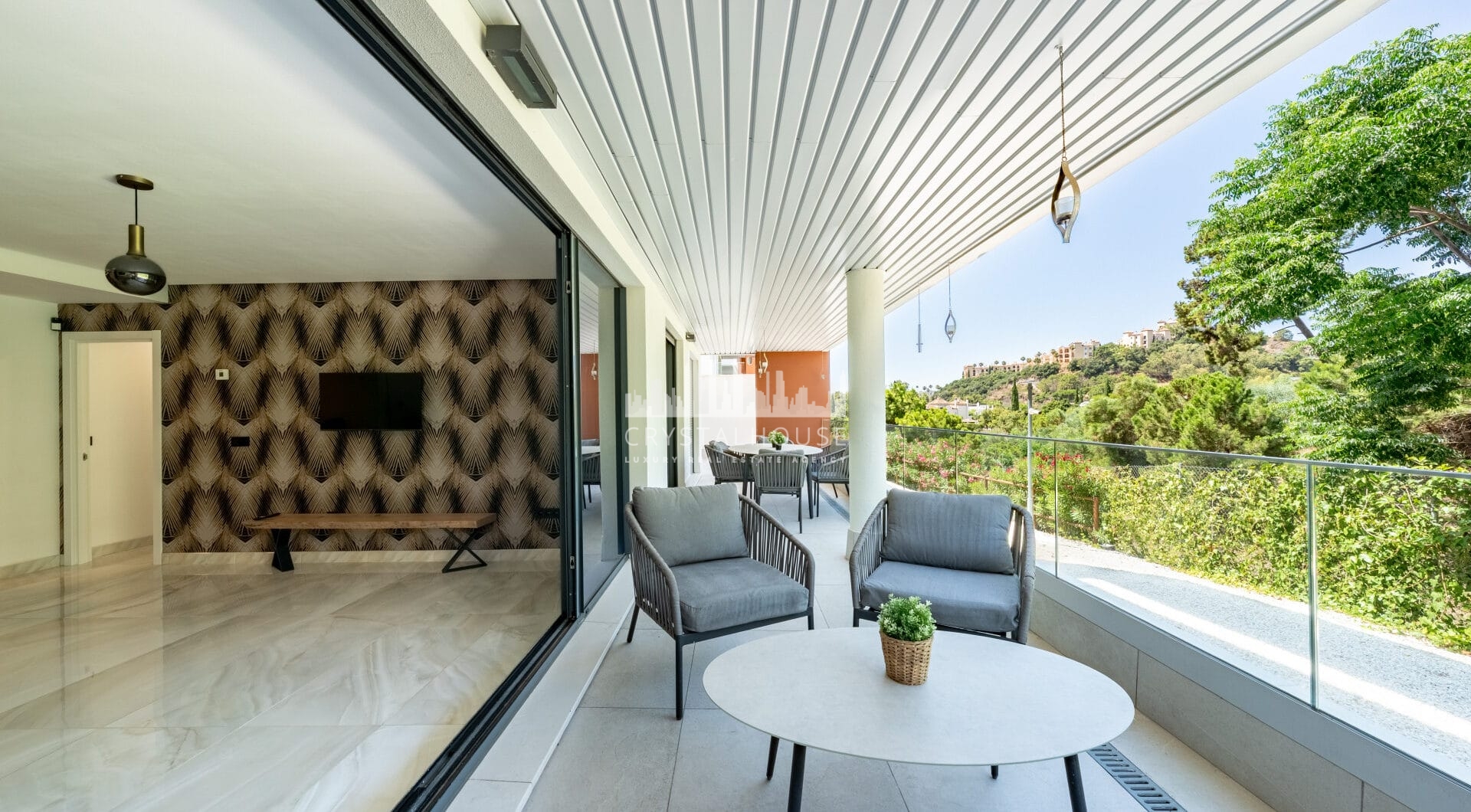 Stylish 3-Bedroom Apartment with Mountain Views - With Rental License!