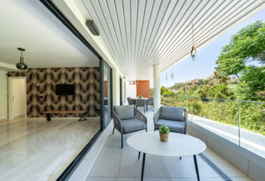 Stylish 3-Bedroom Apartment with Mountain Views - With Rental License!