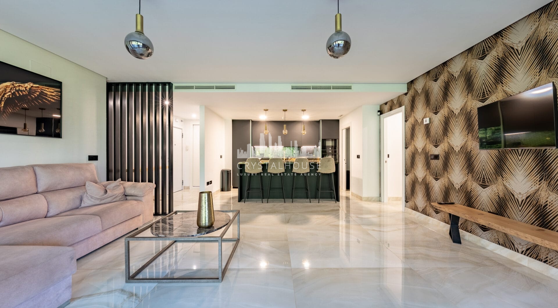 Stylish 3-Bedroom Apartment with Mountain Views - With Rental License!