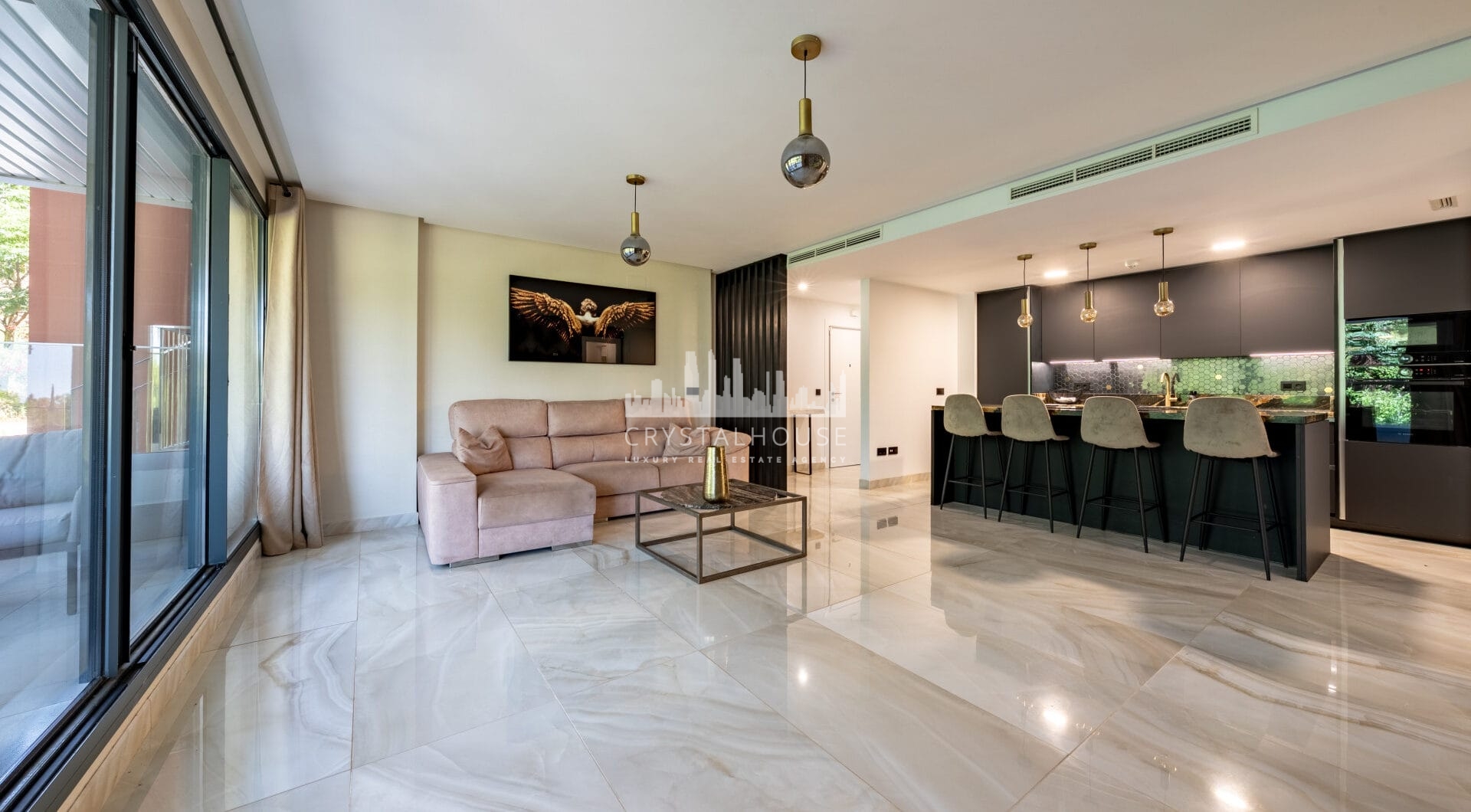 Stylish 3-Bedroom Apartment with Mountain Views - With Rental License!