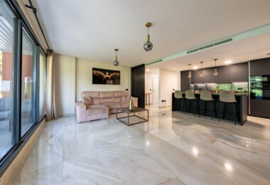 Stylish 3-Bedroom Apartment with Mountain Views - With Rental License!