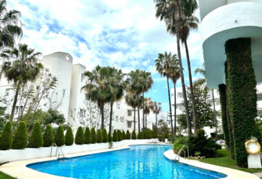 OPORTUNITY IN GOLDEN MILE!  GRATE APARTMENT  OF 3 BED!
