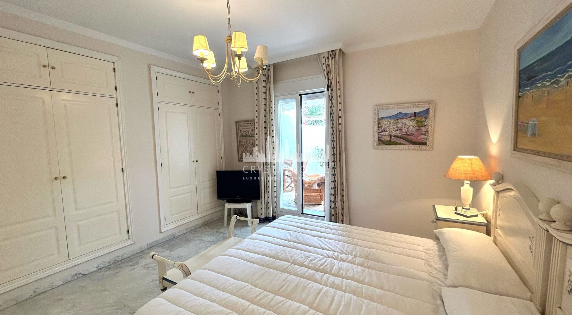 OPORTUNITY IN GOLDEN MILE!  GRATE APARTMENT  OF 3 BED!