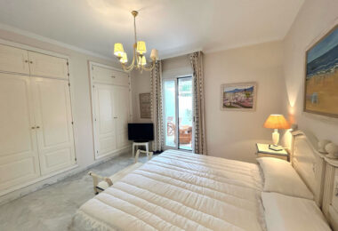 OPORTUNITY IN GOLDEN MILE!  GRATE APARTMENT  OF 3 BED!
