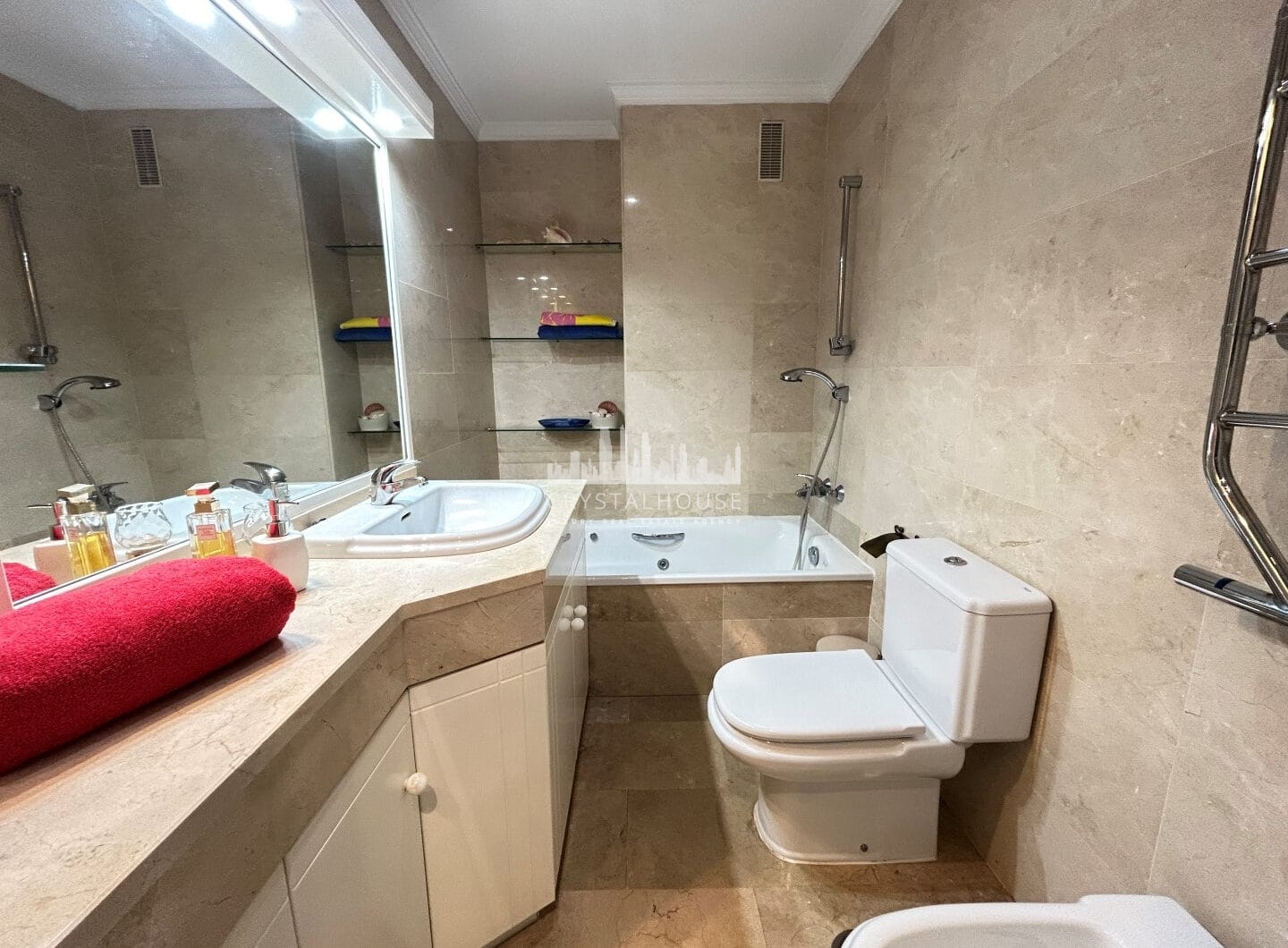 OPORTUNITY IN GOLDEN MILE!  GRATE APARTMENT  OF 3 BED!