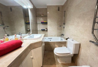 OPORTUNITY IN GOLDEN MILE!  GRATE APARTMENT  OF 3 BED!